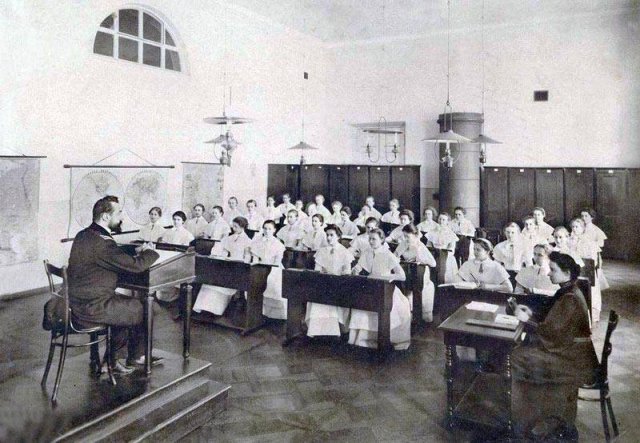 Студентки института благородных девиц на занятии в учебном классе, XIX век