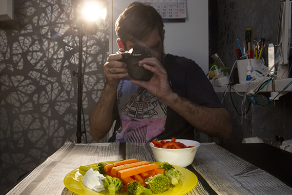 Повар Никита Полудо фотографирует свое блюдо