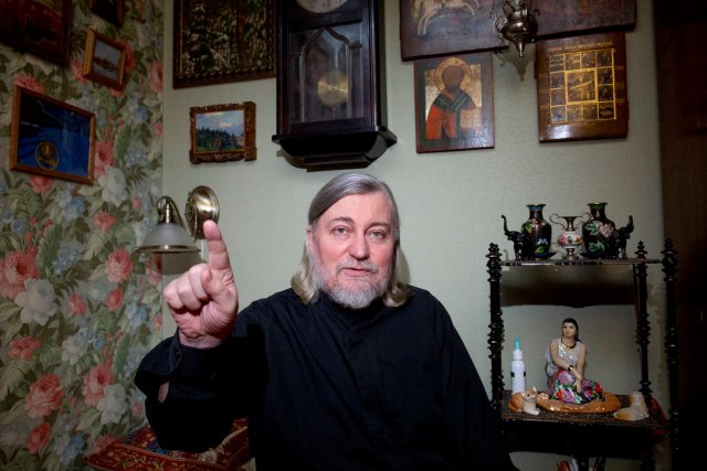 Фото священника Петра Коломейцева в интерьере