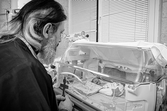 Иеромонах Иоанн (Гуайта) в перинатальном отделении с новорожденным ребенком