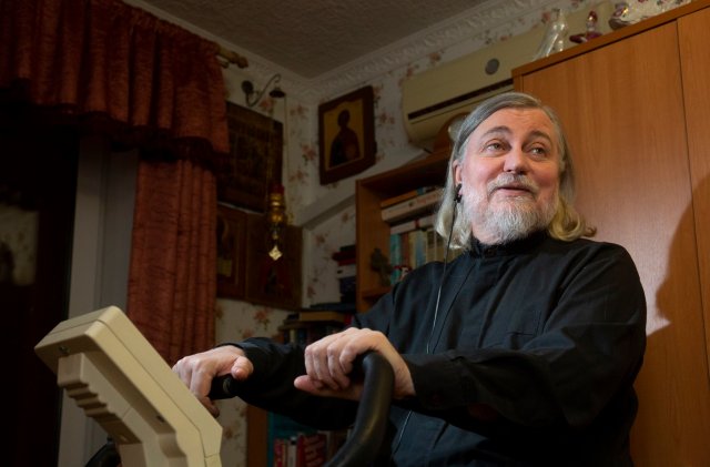 Фото священника Петра Коломейцева в интерьере