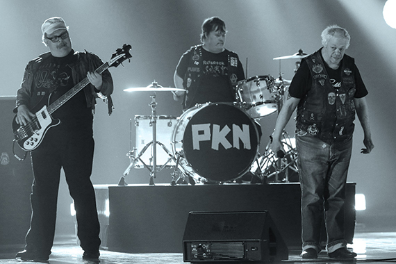 Участники финской музыкальной группы во время выступления