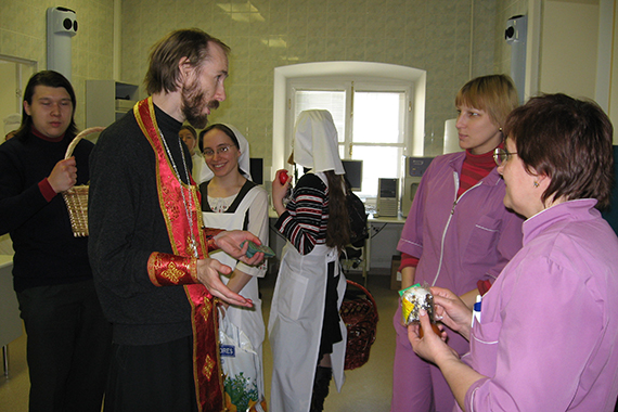 Отец Василий в больнице разговаривает с женщинами