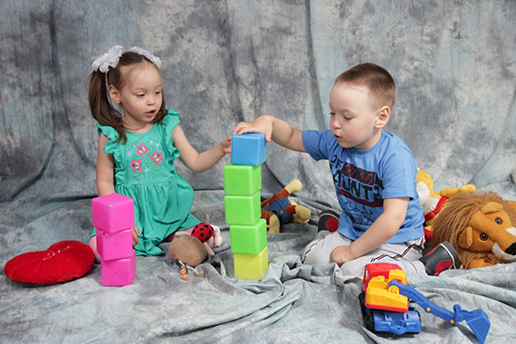 Брат и сестра играют в кубики
