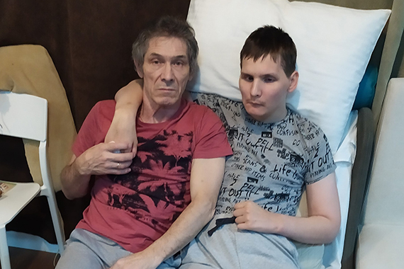 Пожилой мужчина с сыном-инвалидом