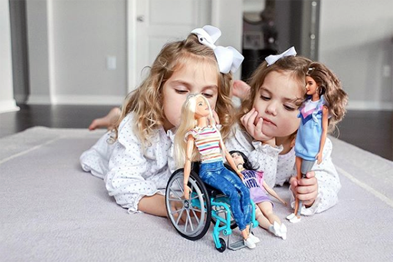Девочки играют в куклы