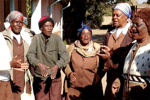 Пожилые африканцы поют на улице