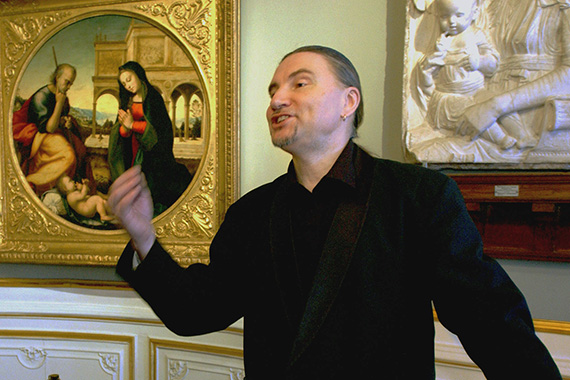 Врач-психолог Александр Колесин во время сеанса арт-терапии