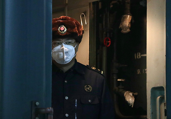 Проводник поезда в защитной маске