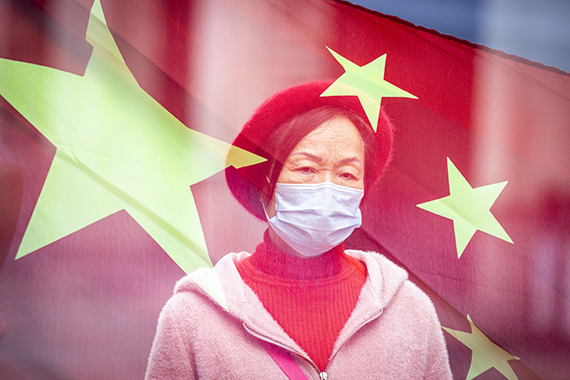 Портрет женщины в медицинской маске на фоне китайского флага