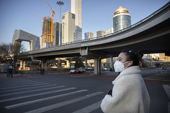 Девушка в защитной маске на улице в Пекине