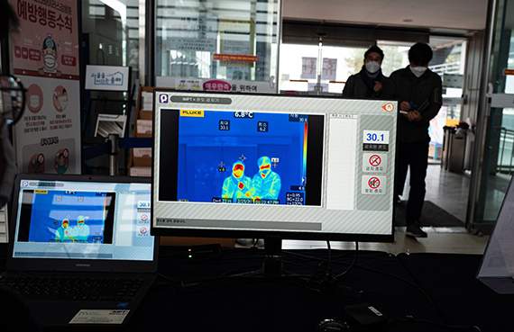 Мониторы с изображением тепловизора в общественном пространстве в Сеуле