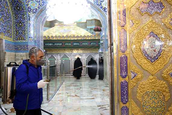 Работник дезинфицирует мечеть изнутри в Иране из-за вспышки коронавируса