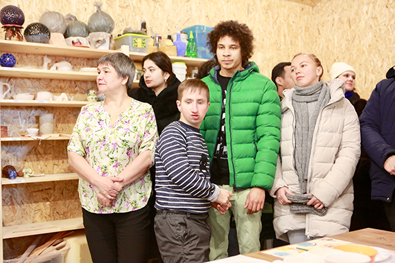 Группа людей в керамической мастерской 