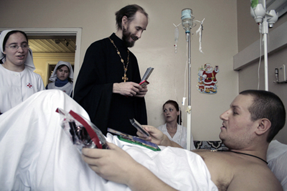 Отец Василий в больнице с сестрами и пациентом