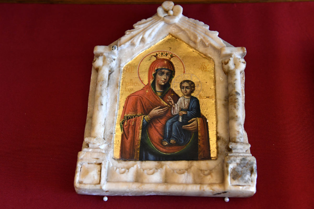 Икона Пресвятой Богородицы «Иверская», принадлежавшая доктору Евгению Сергеевичу Боткину, убитому вместе с царской семьей, в музее святой царской семьи в Екатеринбурге