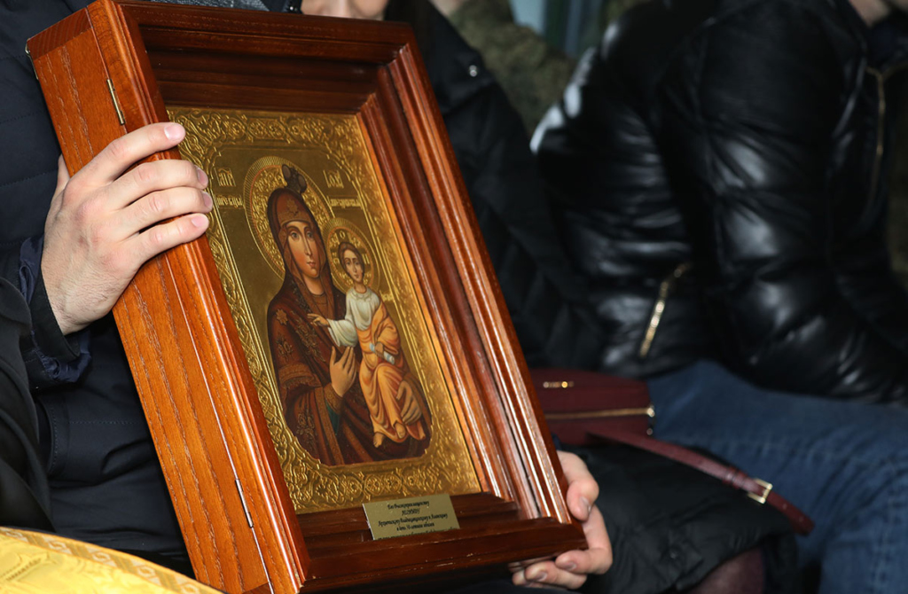 Икона Моздокской (Иверской) Богородицы во время совершения воздушного крестного хода над территорией Республики Северная Осетия-Алания.