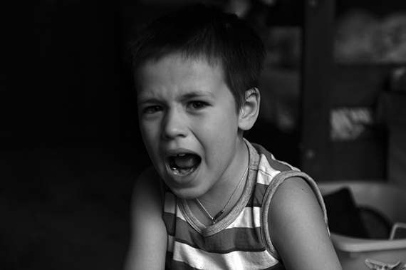 Портрет мальчика с открытым ртом