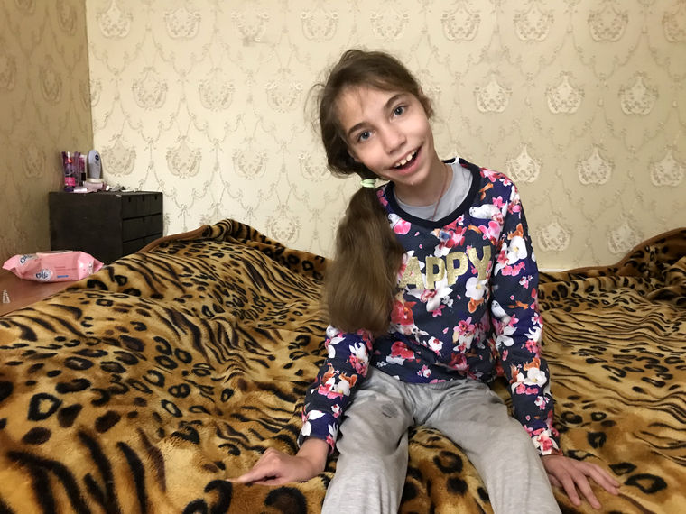 Девочка сидит на диване