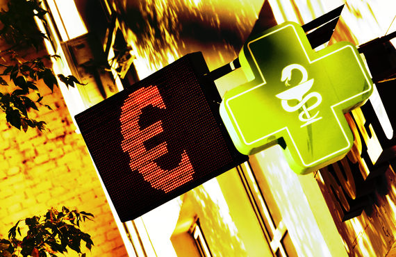 Аптечный крест и электронное табло со знаком евро