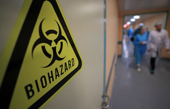 Знак, предупреждающий о биологической опасности на двери в больнице
