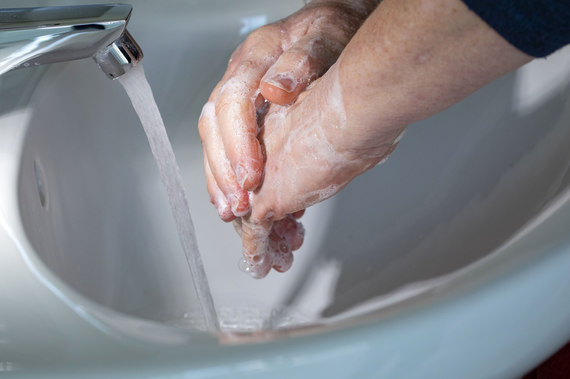 Человек моет руки 