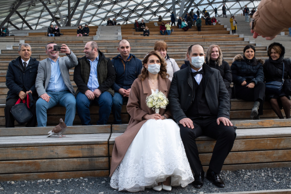 Празднование свадьбы в парке Зарядье. Жених и невеста в медицинских масках