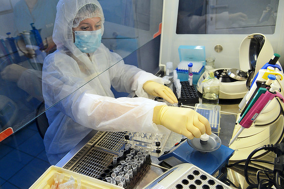Сотрудница во время первичной обработки проб биологического материала на коронавирус в лаборатории