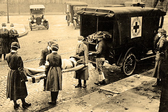 Сотрудники Американского Красного Креста загружают тела умерших в машину. Начало XX века