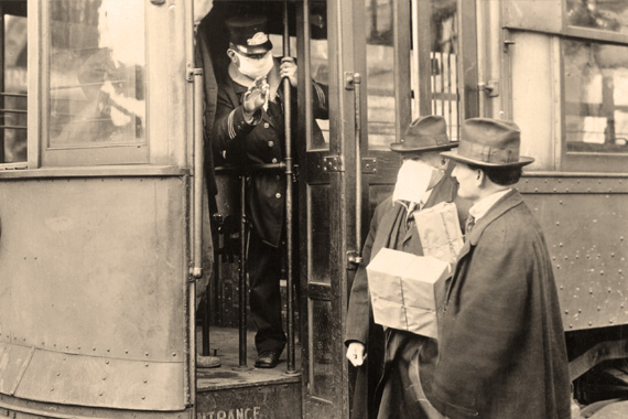 Работник трамвая не пускает мужчину без маски. Начало XX века