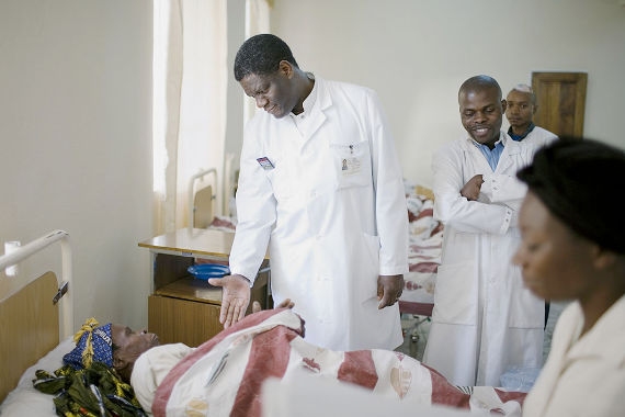 Доктор Муквеге с пациенткой в палате