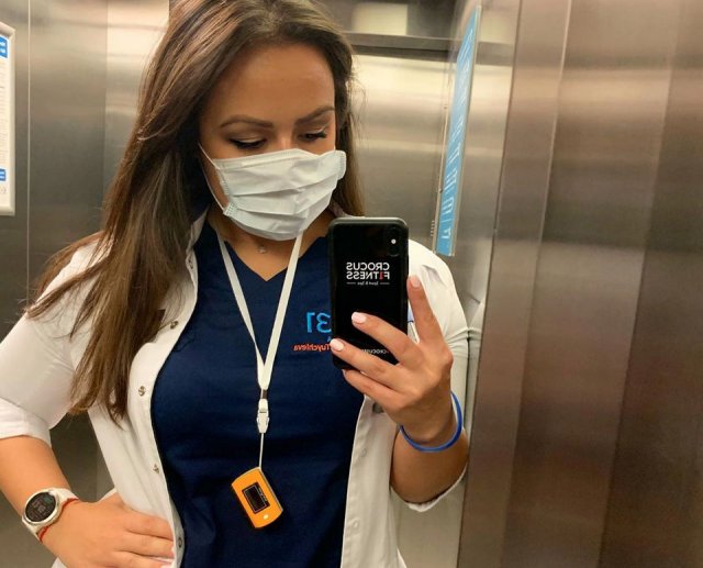 Девушка-медик фотографируется в лифте 