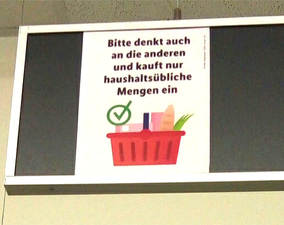 Объявление в немецком супермаркете «Пожалуйста, подумайте о других, покупайте, сколько вам необходимо»