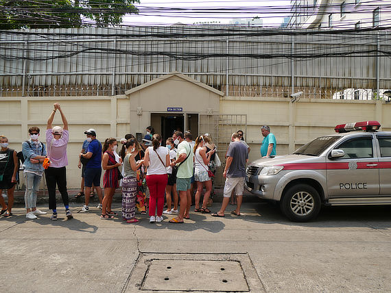 Группа людей у посольства РФ в Таиланде