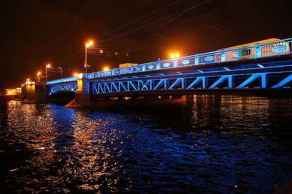 Дворцовый мост в Санкт-Петербурге, подсвеченный синим 