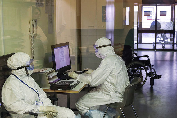 Медицинские работники в защитных костюмах во время работы в новом лечебном корпусе НИИ СП им. Н.В. Склифосовского