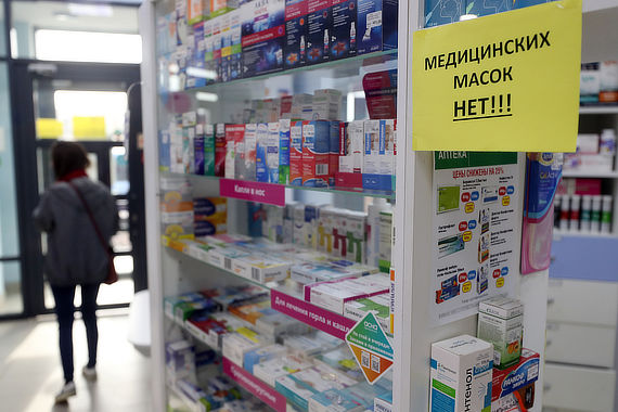 Касса аптеки с объявлением "Медицинских масок нет!"