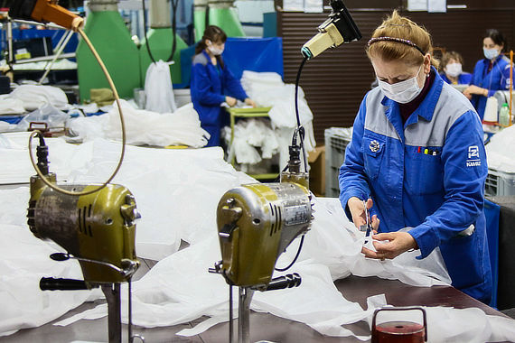 Работницы пошивочного цеха шьют противоэпидемические костюмы и маски