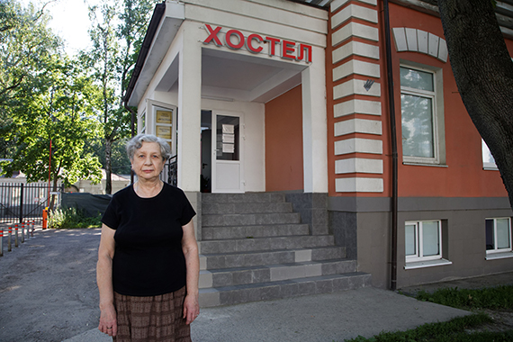 Пожилая женщина около хостела
