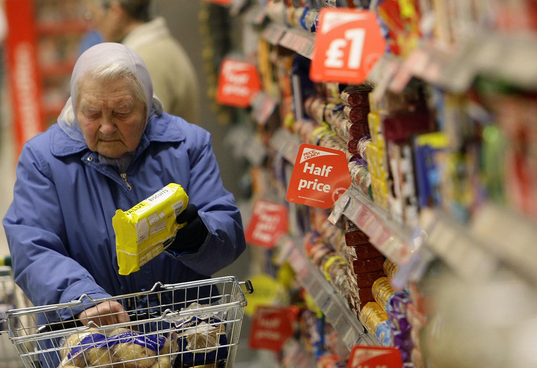 Продукты пенсионерам. Пенсионеры в магазине. Бабуля в супермаркете. Старики в супермаркете. Пожилые люди в магазине.