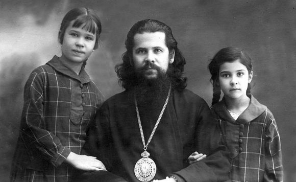 Портрет Епископ Августина с дочерьми Юлей (слева) и Ниной
