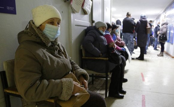 Люди в очереди в больницы
