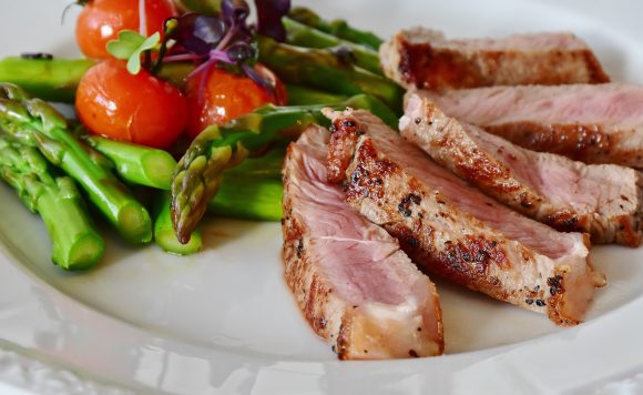 На блюде овощи и куски мяса