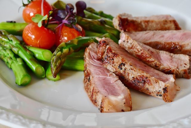 На блюде овощи и куски мяса