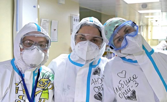 Волонтеры в защитных костюмах Анна Меньшова, Анжелика Колбая и Альбина Коптева (слева направо)