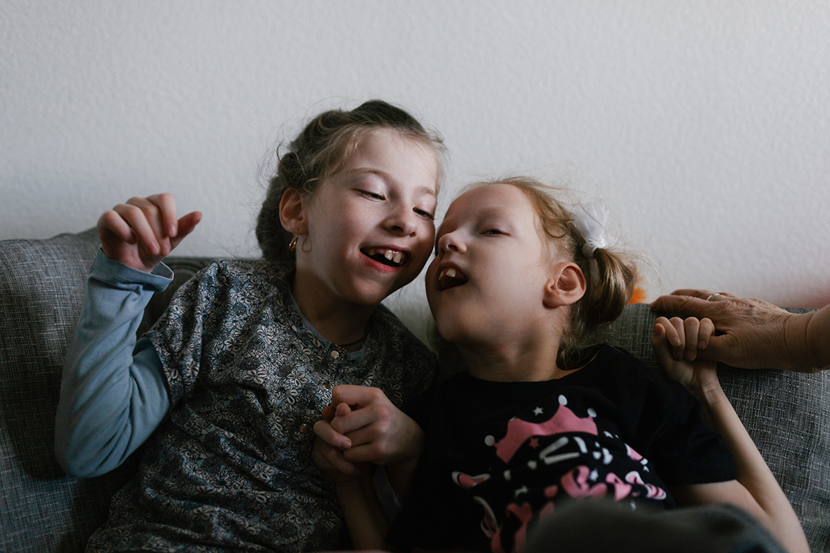 Вдруг им навстречу попалась дружная семья мама, папа, сын