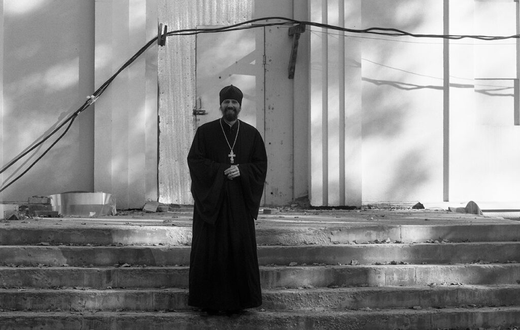 Священник Кирилл Марковский на ступеньках храма