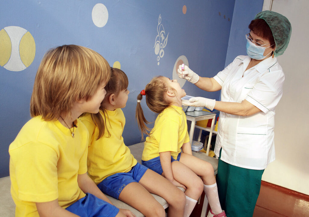 Вакцинация детей против полиомиелита в детском саду № 97. Волгоград, Россия