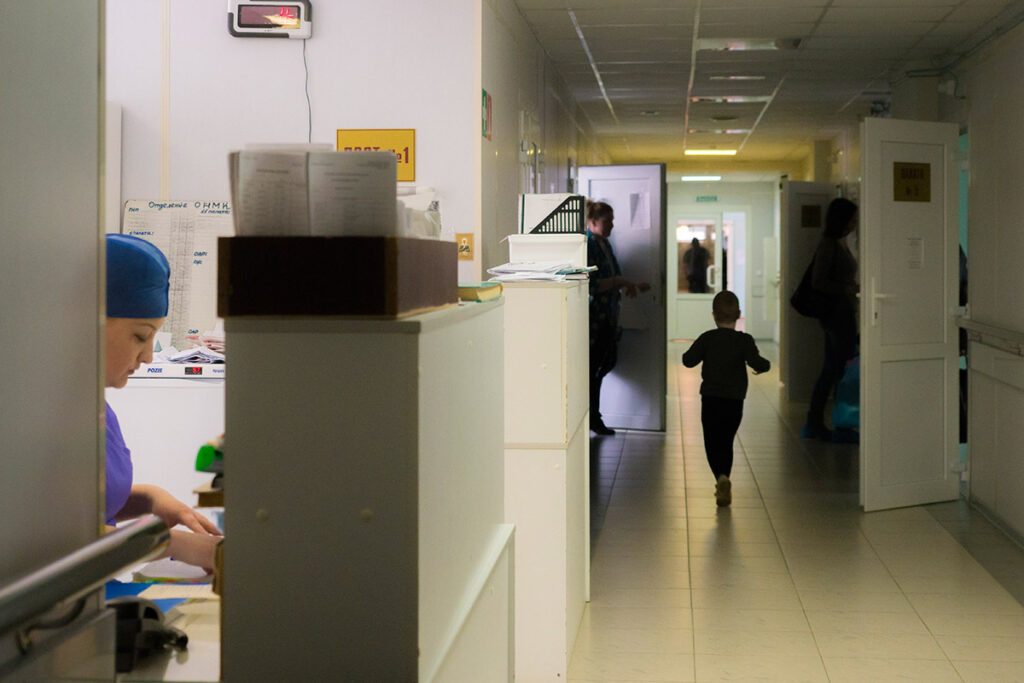 Дети в больницах, о которых никто не заботится. По закону – должны, но в реальности – просто некому