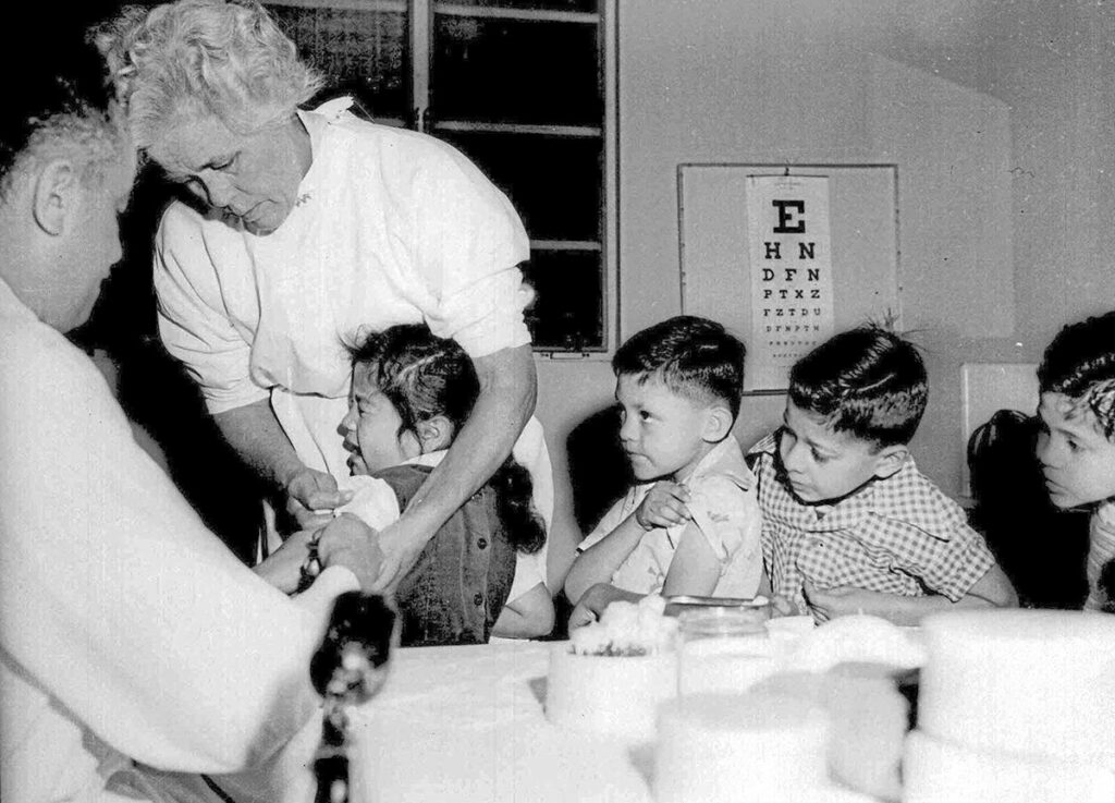 Вакцинирование от полиомиелита через инъекции. Лос-Анжелес, США, 18.04.1955